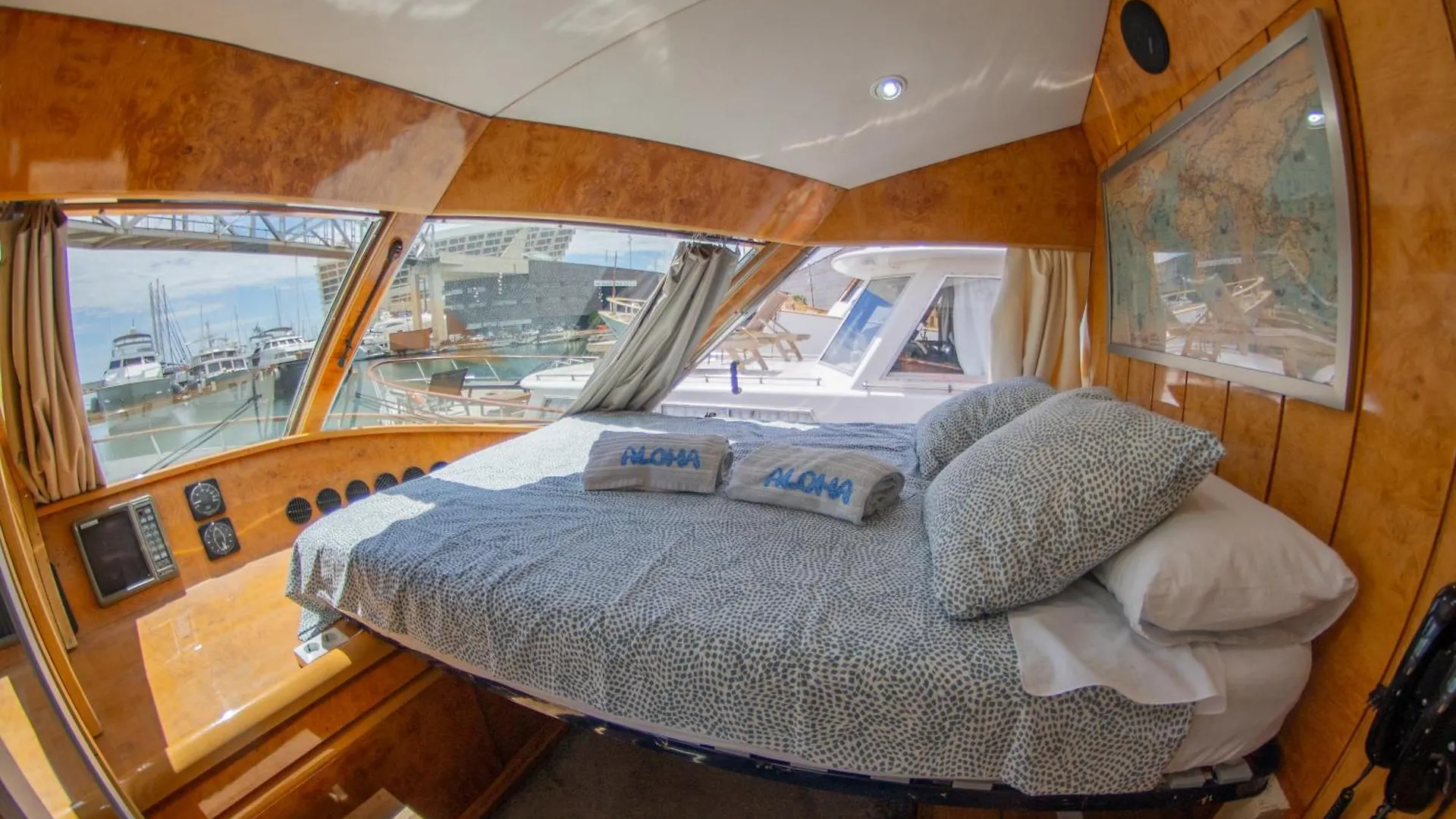 Charter Boat Hotel Barcelona Spanje